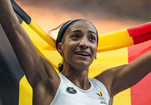 Nafi Thiam draagt Belgische vlag op slotceremonie